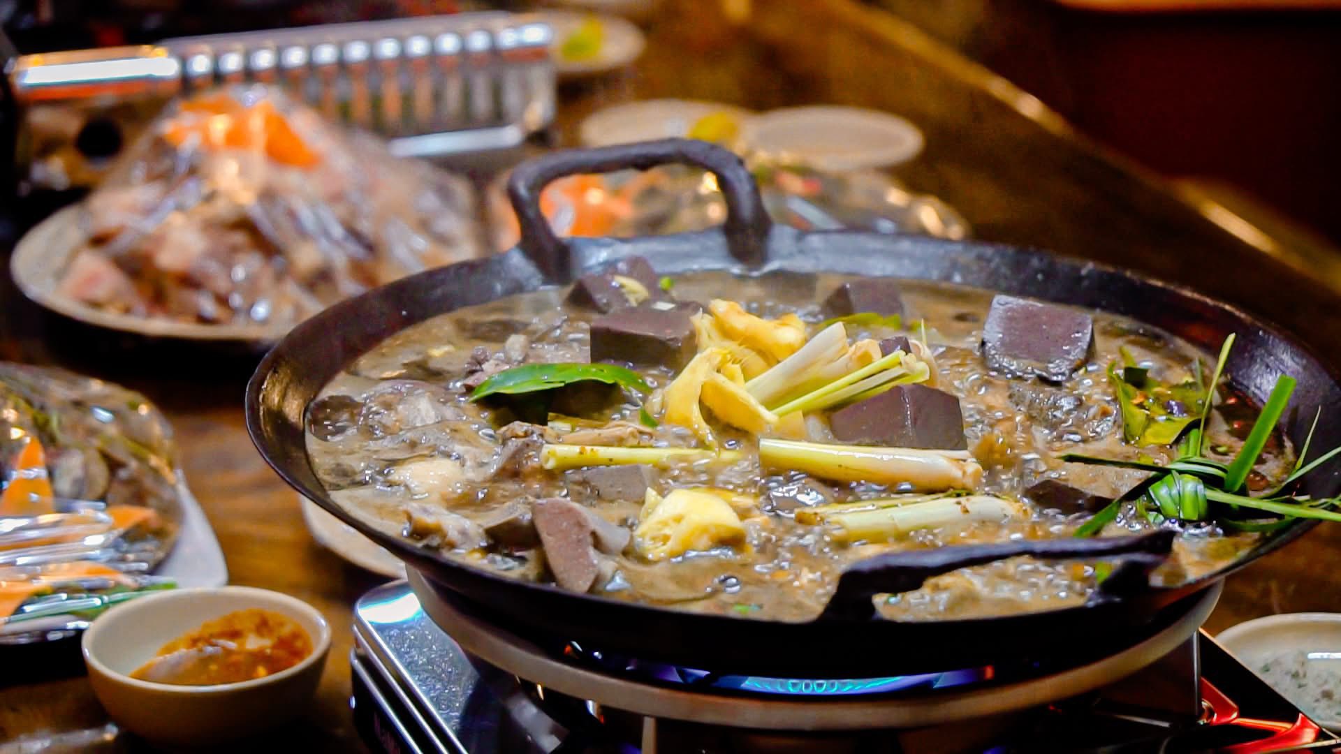 Thắng cố “ngồi bệt lò đất” và thắng cố trên sàn thương mại điện tử